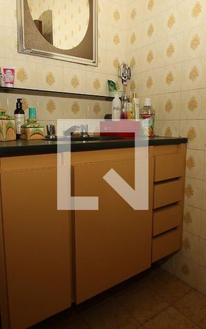 Casa à venda com 300m², 5 quartos e 3 vagas Casa à venda com 300m², 5 quartos e 3 vagasBanheiro da Suíte 1