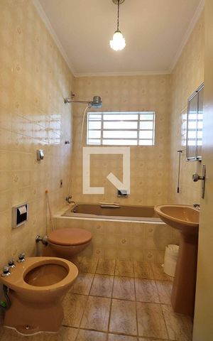 Casa à venda com 266m², 3 quartos e 4 vagasBanheiro do Quarto 2 - Suíte