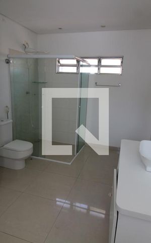 Casa de condomínio para alugar com 250m², 2 quartos e 4 vagasBanheiro da Suíte