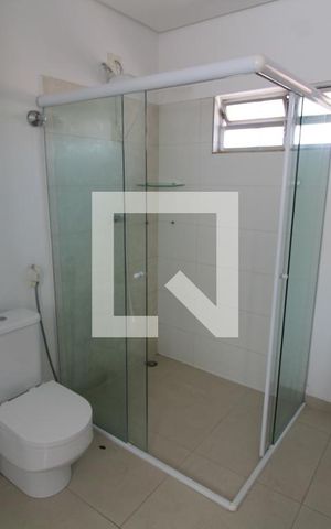 Casa de condomínio para alugar com 250m², 2 quartos e 4 vagasBanheiro da Suíte