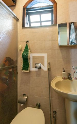 Casa à venda com 190m², 3 quartos e 1 vagaBanheiro de Serviço (primeiro andar)