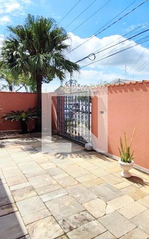 Casa à venda com 256m², 4 quartos e 3 vagas Casa à venda com 256m², 4 quartos e 3 vagasQuintal