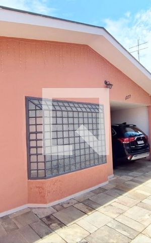 Casa à venda com 256m², 4 quartos e 3 vagas Casa à venda com 256m², 4 quartos e 3 vagasGaragem