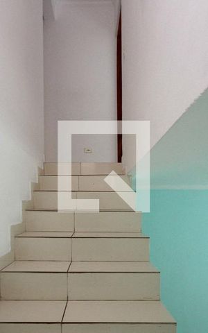 Casa para alugar com 160m², 3 quartos e 2 vagas Casa para alugar com 160m², 3 quartos e 2 vagasEscada