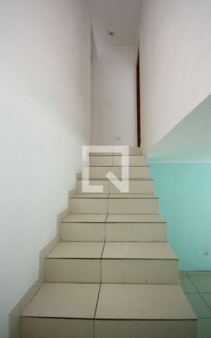 Casa para alugar com 160m², 3 quartos e 2 vagas Casa para alugar com 160m², 3 quartos e 2 vagasEscada