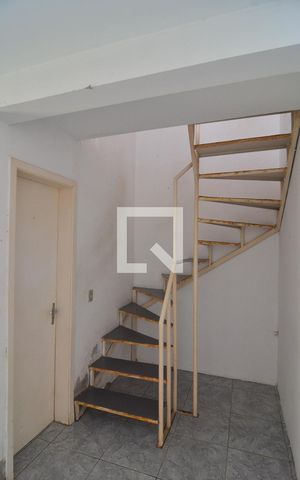 Casa de condomínio à venda com 65m², 2 quartos e 1 vagaEscada