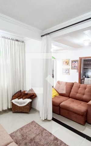 Casa à venda com 282m², 4 quartos e 3 vagas Casa à venda com 282m², 4 quartos e 3 vagasSala - Casa 2