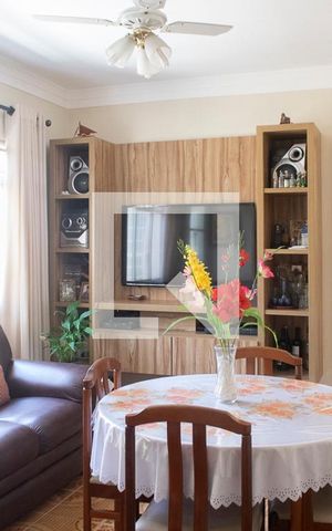 Casa à venda com 200m², 3 quartos e 3 vagas Casa à venda com 200m², 3 quartos e 3 vagasSala