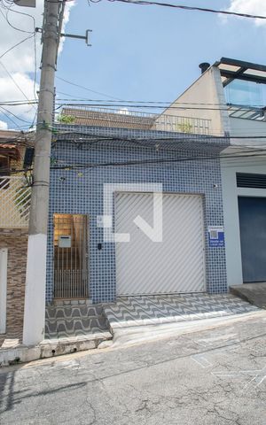 Casa à venda com 200m², 3 quartos e 3 vagas Casa à venda com 200m², 3 quartos e 3 vagasFachada