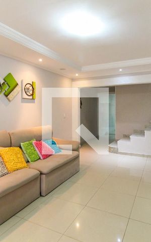 Casa à venda com 140m², 3 quartos e 2 vagas Casa à venda com 140m², 3 quartos e 2 vagasSala de Estar