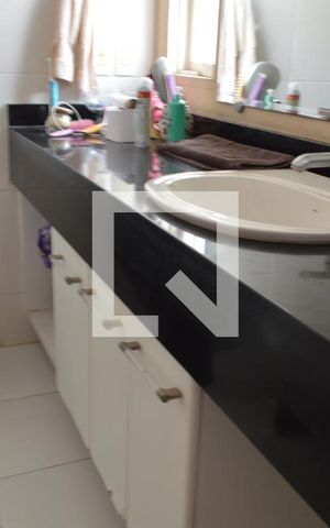 Casa à venda com 300m², 4 quartos e 3 vagasBanheiro da Suíte