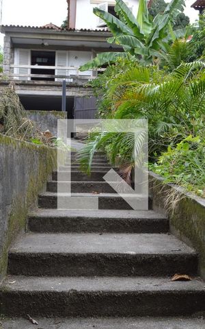Casa à venda com 300m², 4 quartos e 3 vagasEscada do jardim
