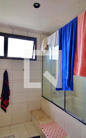 Apartamento à venda com 383m², 4 quartos e 5 vagas Apartamento à venda com 383m², 4 quartos e 5 vagasBanheiro da Suíte 1