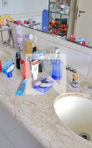 Apartamento à venda com 383m², 4 quartos e 5 vagas Apartamento à venda com 383m², 4 quartos e 5 vagasBanheiro da Suíte 1