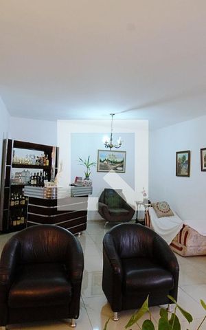Casa à venda com 263m², 4 quartos e 4 vagas Casa à venda com 263m², 4 quartos e 4 vagasSala