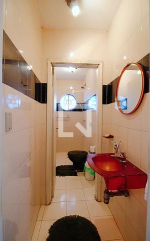 Casa à venda com 263m², 4 quartos e 4 vagas Casa à venda com 263m², 4 quartos e 4 vagasBanheiro