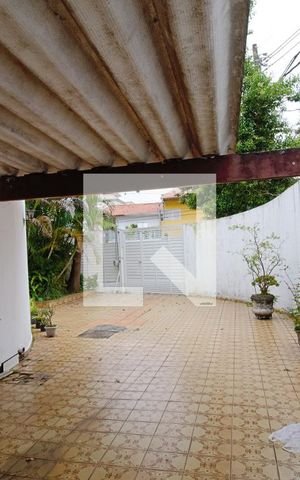 Casa à venda com 263m², 4 quartos e 4 vagas Casa à venda com 263m², 4 quartos e 4 vagasQuintal