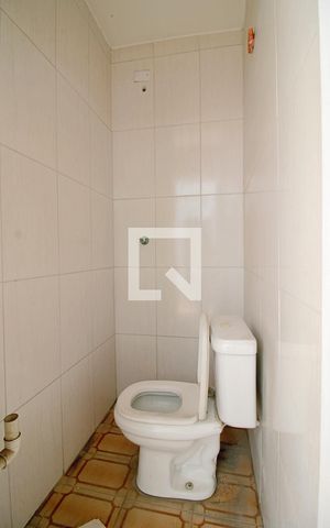 Casa à venda com 263m², 4 quartos e 4 vagas Casa à venda com 263m², 4 quartos e 4 vagasBanheiro de serviço
