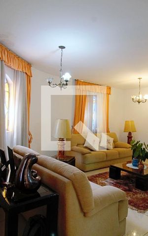 Casa à venda com 263m², 4 quartos e 4 vagas Casa à venda com 263m², 4 quartos e 4 vagasSala