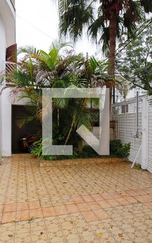 Casa à venda com 263m², 4 quartos e 4 vagas Casa à venda com 263m², 4 quartos e 4 vagasQuintal