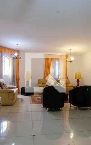 Casa à venda com 263m², 4 quartos e 4 vagas Casa à venda com 263m², 4 quartos e 4 vagasSala