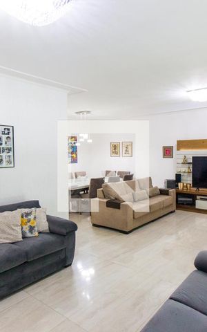 Casa à venda com 330m², 3 quartos e 3 vagas Casa à venda com 330m², 3 quartos e 3 vagasSala