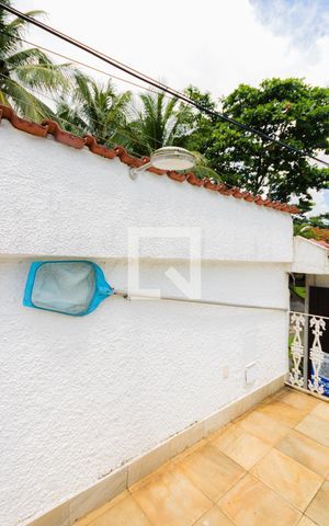 Casa de condomínio à venda com 350m², 4 quartos e 4 vagas Casa de condomínio à venda com 350m², 4 quartos e 4 vagasPiscina