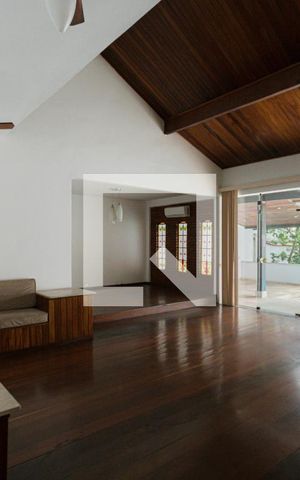 Casa de condomínio à venda com 350m², 4 quartos e 4 vagas Casa de condomínio à venda com 350m², 4 quartos e 4 vagasSala