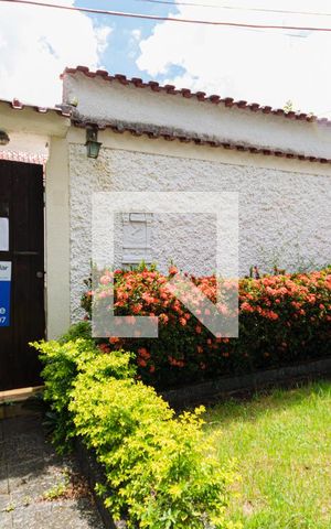 Casa de condomínio à venda com 350m², 4 quartos e 4 vagas Casa de condomínio à venda com 350m², 4 quartos e 4 vagasFachada