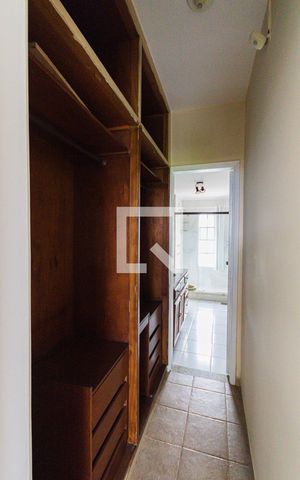 Casa de condomínio à venda com 350m², 4 quartos e 4 vagas Casa de condomínio à venda com 350m², 4 quartos e 4 vagasCloset da Suíte