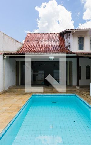 Casa de condomínio à venda com 350m², 4 quartos e 4 vagas Casa de condomínio à venda com 350m², 4 quartos e 4 vagasPiscina