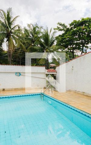 Casa de condomínio à venda com 350m², 4 quartos e 4 vagas Casa de condomínio à venda com 350m², 4 quartos e 4 vagasPiscina