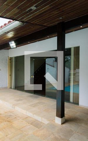 Casa de condomínio à venda com 350m², 4 quartos e 4 vagas Casa de condomínio à venda com 350m², 4 quartos e 4 vagasVaranda de Entrada