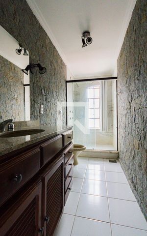Casa de condomínio à venda com 350m², 4 quartos e 4 vagas Casa de condomínio à venda com 350m², 4 quartos e 4 vagasBanheiro da Suíte