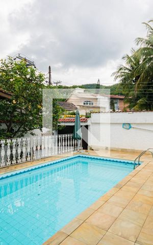 Casa de condomínio à venda com 350m², 4 quartos e 4 vagas Casa de condomínio à venda com 350m², 4 quartos e 4 vagasPiscina