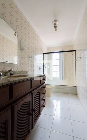 Casa de condomínio à venda com 350m², 4 quartos e 4 vagas Casa de condomínio à venda com 350m², 4 quartos e 4 vagasBanheiro Social
