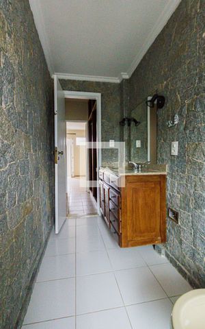 Casa de condomínio à venda com 350m², 4 quartos e 4 vagas Casa de condomínio à venda com 350m², 4 quartos e 4 vagasBanheiro da Suíte