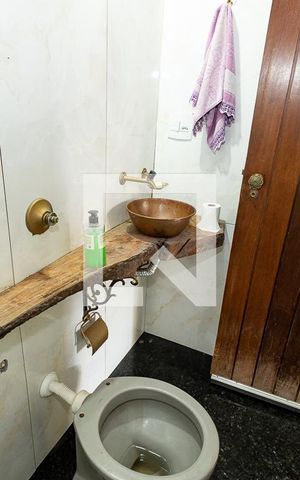 Casa para alugar com 440m², 4 quartos e 8 vagas Casa para alugar com 440m², 4 quartos e 8 vagasÁrea externa / banheiro