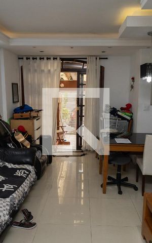 Casa à venda com 220m², 3 quartos e 3 vagas Casa à venda com 220m², 3 quartos e 3 vagasSala