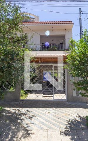 Casa para alugar com 250m², 4 quartos e 4 vagas Casa para alugar com 250m², 4 quartos e 4 vagasFachada