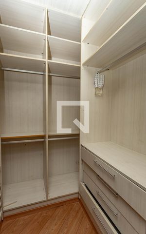 Casa à venda com 405m², 4 quartos e 4 vagas Casa à venda com 405m², 4 quartos e 4 vagasCloset da suíte 2