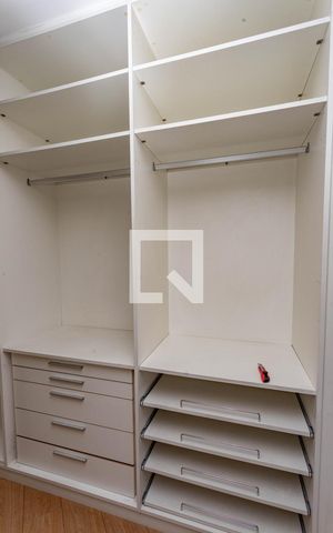 Casa à venda com 405m², 4 quartos e 4 vagas Casa à venda com 405m², 4 quartos e 4 vagasCloset da Suíte adicional piso da piscina