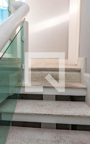 Casa à venda com 405m², 4 quartos e 4 vagas Casa à venda com 405m², 4 quartos e 4 vagasEscada para a cobertura / piscina