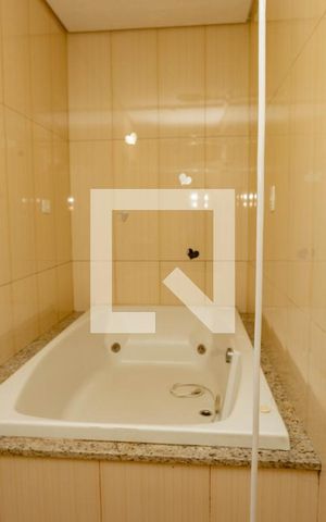 Casa à venda com 405m², 4 quartos e 4 vagas Casa à venda com 405m², 4 quartos e 4 vagasBanheiro da suíte adicional - piso piscina