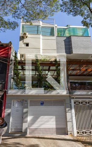 Casa à venda com 405m², 4 quartos e 4 vagas Casa à venda com 405m², 4 quartos e 4 vagasFachada