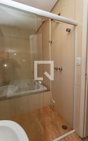 Casa à venda com 405m², 4 quartos e 4 vagas Casa à venda com 405m², 4 quartos e 4 vagasBanheiro da suíte adicional - piso piscina