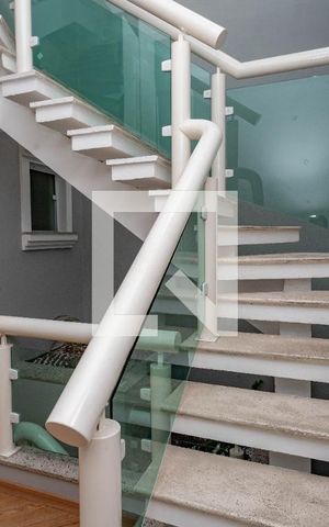 Casa à venda com 405m², 4 quartos e 4 vagas Casa à venda com 405m², 4 quartos e 4 vagasEscada para a cobertura / piscina