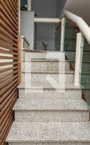 Casa à venda com 405m², 4 quartos e 4 vagas Casa à venda com 405m², 4 quartos e 4 vagasEscada para os quartos