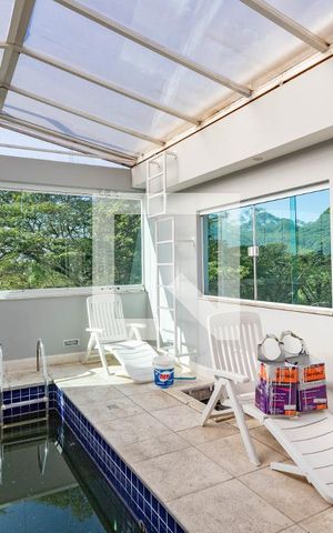 Casa à venda com 405m², 4 quartos e 4 vagas Casa à venda com 405m², 4 quartos e 4 vagasPiscina coberta