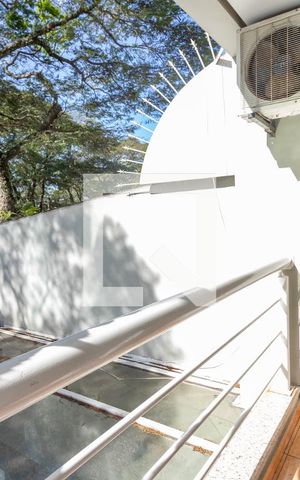 Casa à venda com 405m², 4 quartos e 4 vagas Casa à venda com 405m², 4 quartos e 4 vagasVaranda da suíte 2